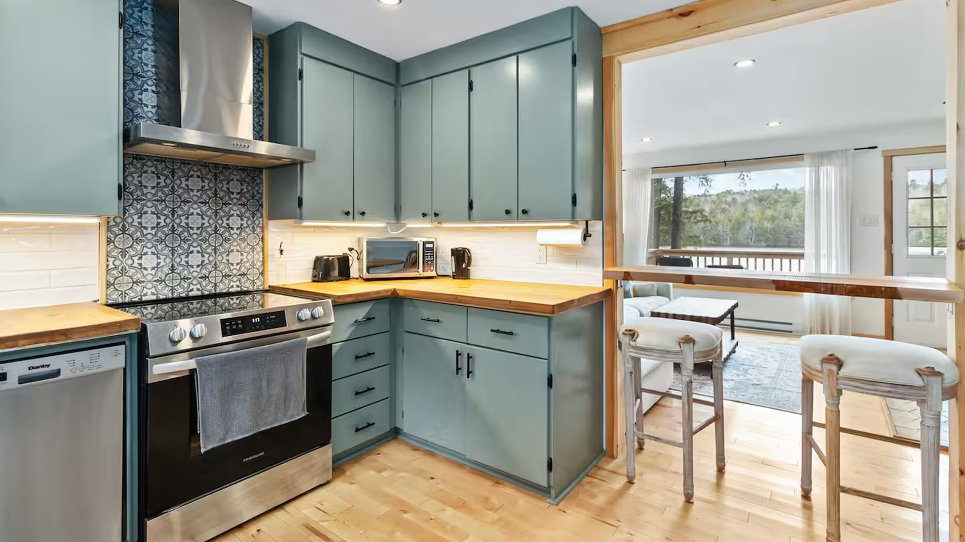 Peaceful Lakeside Cottage