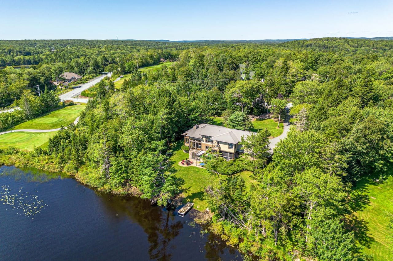Casa Scotia – Serene Modern Lakehouse on Golf Course