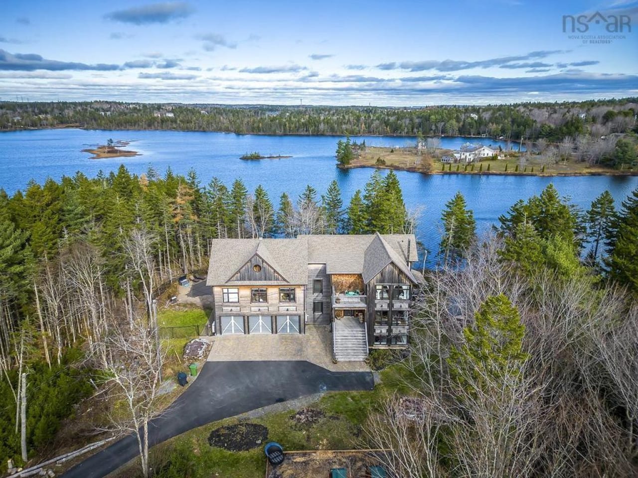 Casa Scotia – Private Lakefront Mansion on Schmidt Lake
